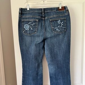 Women’s Blue Embroidered Back-Pocket Jeans